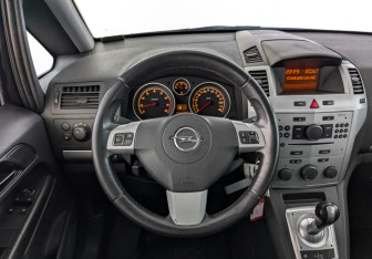 Подержанный автомобиль Opel Zafira Compactvan 2012 года (22 фото)