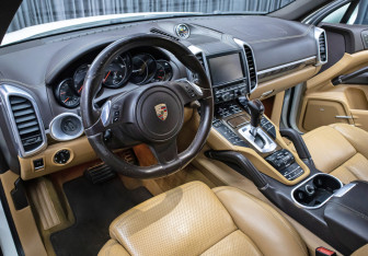 Подержанный автомобиль Porsche Cayenne 2013 года (16 фото)