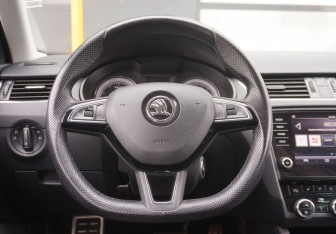 Подержанный автомобиль Skoda Octavia Liftback 2018 года (17 фото)
