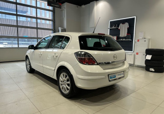Подержанный автомобиль Opel Astra Sedan 2012 года (6 фото)