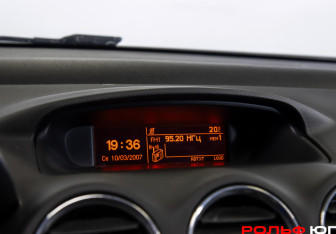 Подержанный автомобиль Peugeot 408 2013 года (13 фото)