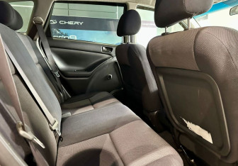 Подержанный автомобиль Pontiac Vibe 2003 года (11 фото)