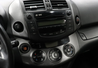Подержанный автомобиль Toyota RAV4 2008 года (11 фото)