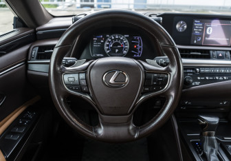 Подержанный автомобиль Lexus ES 2018 года (10 фото)