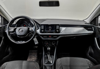 Подержанный автомобиль Skoda Rapid Liftback 2021 года (14 фото)