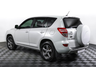 Подержанный автомобиль Toyota RAV4 2011 года (7 фото)