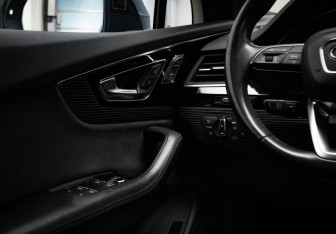 Подержанный автомобиль Audi Q7 2017 года (17 фото)