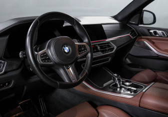 Подержанный автомобиль BMW X5 2022 года (14 фото)