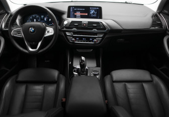Подержанный автомобиль BMW X3 2017 года (8 фото)