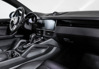 Подержанный автомобиль Porsche Cayenne 2020 года (9 фото)