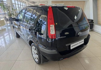 Подержанный автомобиль Ford Fusion 2007 года (7 фото)