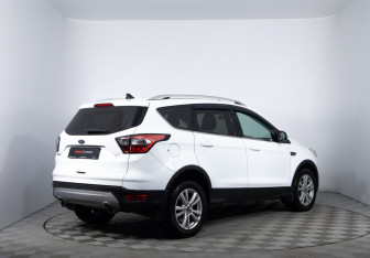 Подержанный автомобиль Ford Kuga 2017 года (5 фото)