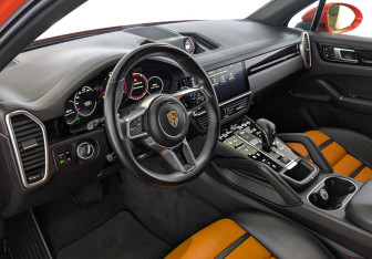 Подержанный автомобиль Porsche Cayenne 2020 года (15 фото)