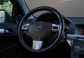Подержанный автомобиль Opel Astra Hatchback 2011 года (11 фото)