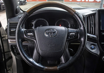 Подержанный автомобиль Toyota Land Cruiser Suv 2018 года (17 фото)