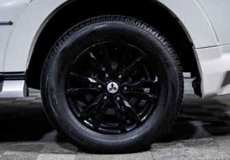 Подержанный автомобиль Mitsubishi Pajero 2019 года (15 фото)