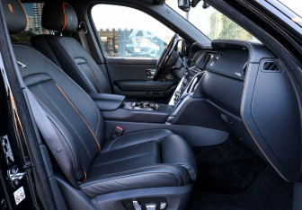 Подержанный автомобиль Rolls-Royce Cullinan 2019 года (12 фото)