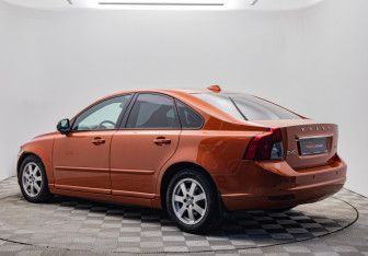 Подержанный автомобиль Volvo S40 2010 года (3 фото)