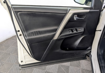 Подержанный автомобиль Toyota RAV4 2015 года (20 фото)
