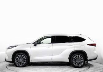 Подержанный автомобиль Toyota Highlander 2021 года (8 фото)