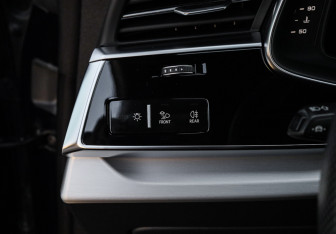 Подержанный автомобиль Audi Q8 2021 года (17 фото)