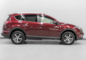 Подержанный автомобиль Toyota RAV4 2015 года (4 фото)