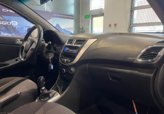 Подержанный автомобиль Hyundai Solaris Hatchback 2012 года (11 фото)