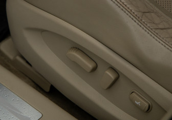 Подержанный автомобиль Infiniti QX70 2016 года (15 фото)