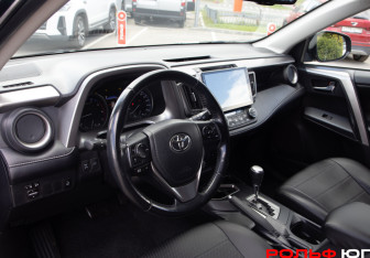 Подержанный автомобиль Toyota RAV4 2019 года (10 фото)