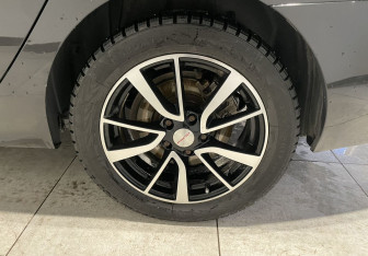 Подержанный автомобиль Renault Latitude 2011 года (12 фото)