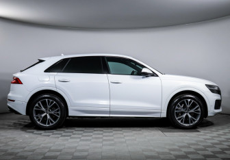 Подержанный автомобиль Audi Q8 2022 года (4 фото)