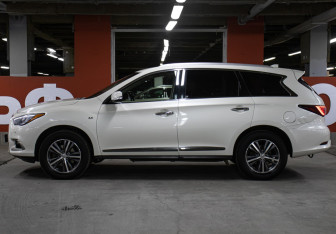 Подержанный автомобиль Infiniti QX60 2017 года (8 фото)