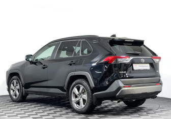 Подержанный автомобиль Toyota RAV4 2021 года (7 фото)