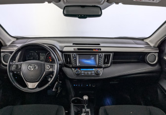 Подержанный автомобиль Toyota RAV4 2017 года (14 фото)