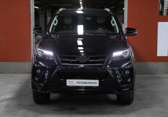 Подержанный автомобиль Toyota Fortuner 2017 года (2 фото)