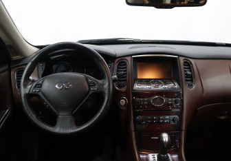 Подержанный автомобиль Infiniti QX50 2017 года (16 фото)