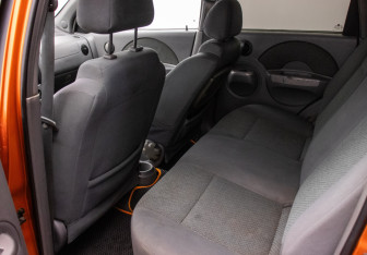 Подержанный автомобиль Chevrolet Aveo Hatchback 2004 года (11 фото)