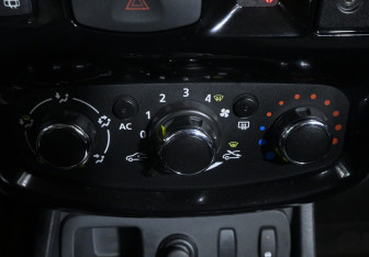 Подержанный автомобиль Nissan Terrano 2015 года (14 фото)