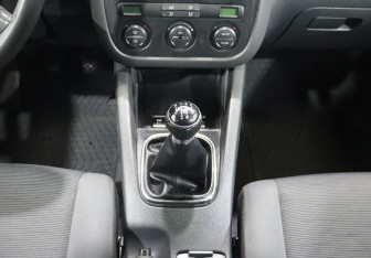 Подержанный автомобиль Volkswagen Golf Hatchback 2004 года (16 фото)