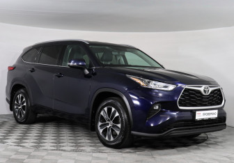 Подержанный автомобиль Toyota Highlander 2021 года (3 фото)