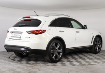 Подержанный автомобиль Infiniti FX 2010 года (5 фото)