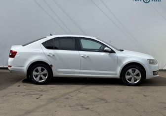 Подержанный автомобиль Skoda Octavia Liftback 2016 года (4 фото)