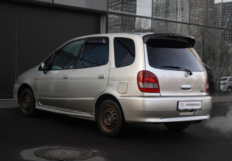 Подержанный автомобиль Toyota Corolla Spacio 2000 года (7 фото)