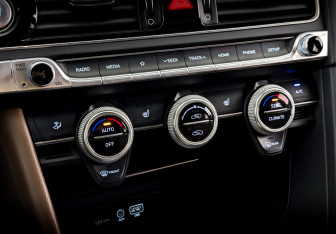 Подержанный автомобиль Genesis G70 2019 года (26 фото)