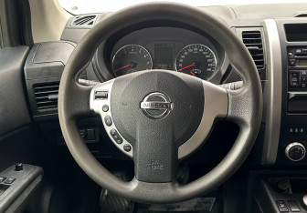 Подержанный автомобиль Nissan X-Trail 2011 года (12 фото)