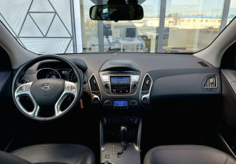 Подержанный автомобиль Hyundai ix35 2012 года (11 фото)