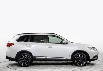 Подержанный автомобиль Mitsubishi Outlander 2022 года (3 фото)