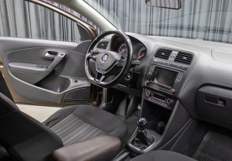 Подержанный автомобиль Volkswagen Polo Sedan 2015 года (11 фото)
