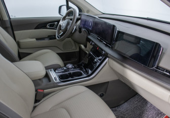 Подержанный автомобиль Kia Carnival 2021 года (7 фото)