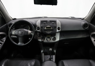 Подержанный автомобиль Toyota RAV4 2007 года (15 фото)